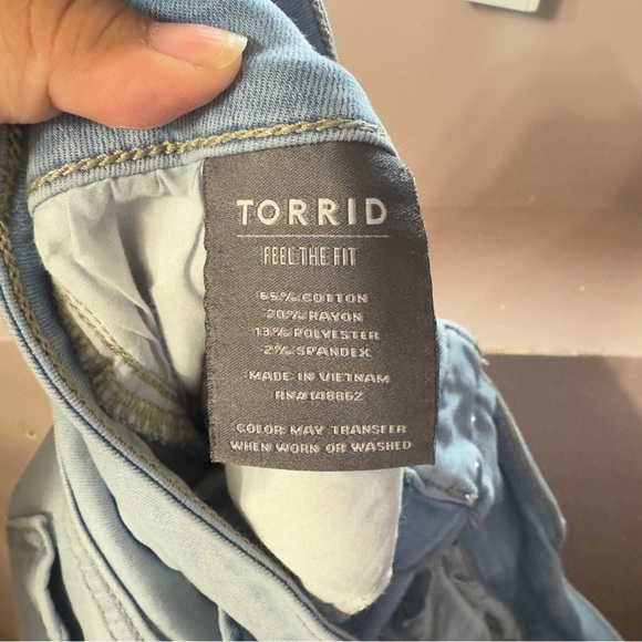 Torrid Lightwashed Denim Bermuda Shorts Women Size 24X - Picture 8 of 8